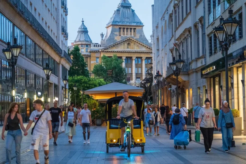 tourists-budapest