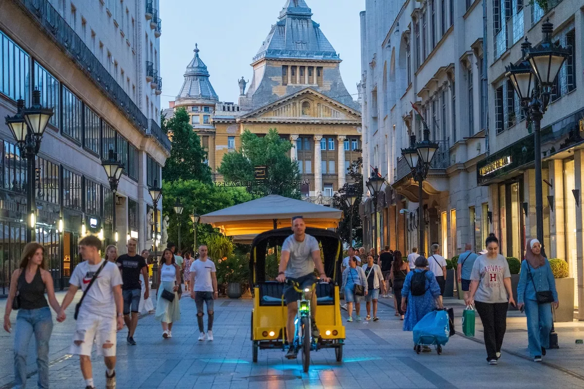tourists-budapest