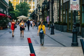 people-street-budapest